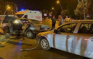 Kuş türü araba ortadan büküldü: 3 yaralı