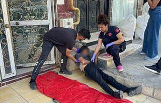 Madde bağımlısı kaldırıma yığılıp kaldı