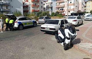 Manavgat’ta motorlu bisiklet ile otomobil çarpıştı:...