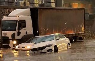 Manisa’da sağanak yağış sokakları göle çevirdi