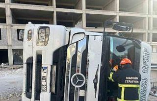 Mardin’de devrilen tırın sürücüsü yaralandı