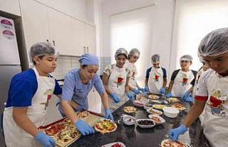 Mersin’de minik şefler yemek yapmayı öğreniyor