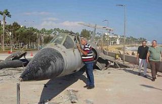 Mersin’in simgesi efsane savaş uçağı sahilden...