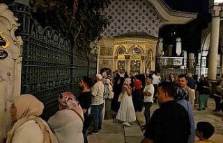 Mevlid Kandili’nde vatandaşlar Eyüpsultan Camii’ne...