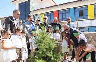 Minik öğrenciler, fidan dikerek okula başladı