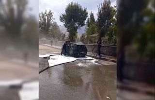 Muş’ta park halindeki otomobil alev aldı