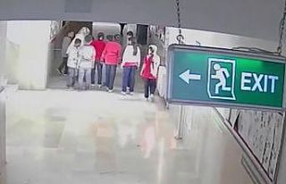 Nefes borusuna mandalina dilimi takılan öğrenciyi,...