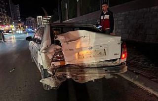 Niğde-Bor Otoyolu’nda midibüs otomobile arkadan...