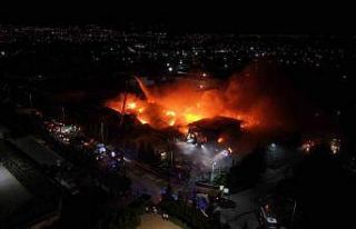 Niğde’deki fabrika yangınını söndürme çalışmaları...