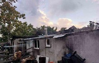 Odunlukta çıkan yangın itfaiyenin müdahalesiyle...