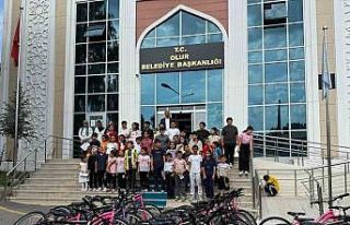 Olur Belediyesi 125 çocuğa bisiklet hediye etti