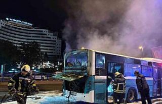 Otobüs yangınına polis müdahalesi