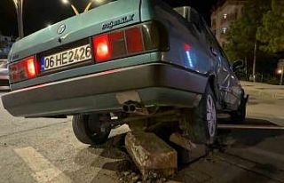 Otomobil refüje çıktı, kazanın ardından araçtan...