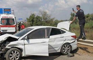 Otomobil yol kenarında bariyerlere çarptı: 2 yaralı