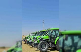 (ÖZEL) Çiftçi çift gelin aracı olarak traktörü...