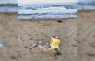 Pamucak kumsalı izmarit ve çöpten geçilmiyor