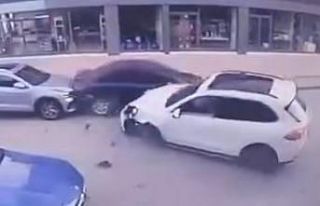 Panelvan ile çarpışan Porsche’nin tekeri koptu