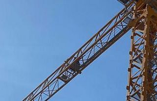 Parasını alamadığını iddia eden işçi kule...