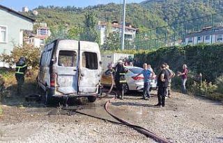 Park halinde alevlere teslim olan panelvan araç yandı