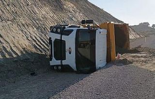 Park halindeki kamyon hareket edip devrildi