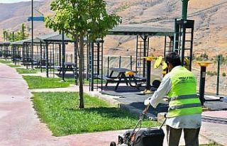 Parklarda yenileme çalışmaları vatandaşlardan...