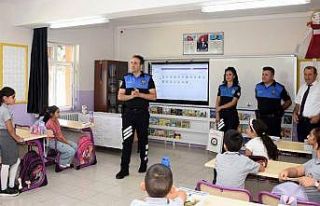 Polislerden öğrencilere kitap hediyesi