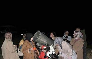 Por köyünde gökyüzü gözlemi renkli anlara sahne...