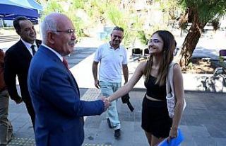 Rektör Savaş kayıt yaptıran yeni öğrencilerin...