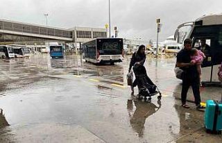 Sağanak yağış Sabiha Gökçen’deki yolculara...