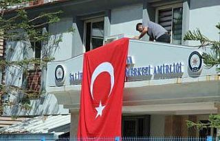 Saldırının olduğu sokak Türk bayraklarıyla donatıldı