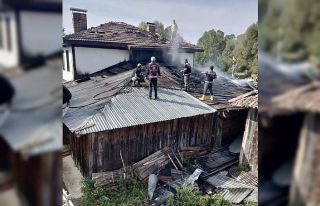 Samanlıkta çıkan yangın konağı küle çeviriyordu