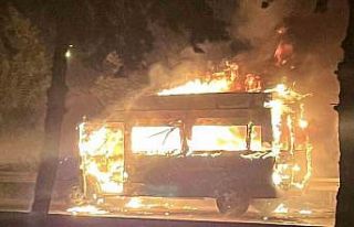 Samsun’da minibüs alev alev yandı