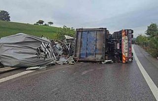 Sancaktepe’de virajı alamayan hurda yüklü kamyon...