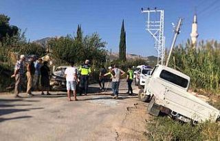 Serik’te otomobil ile kamyonet kafa kafaya çarpıştı:...