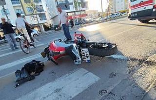 Servis minibüsü ile motosiklet çarpıştı: 1 ağır...