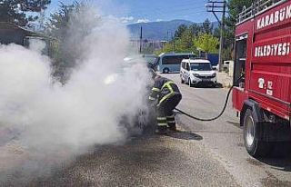 Seyir halindeki otomobil alev aldı
