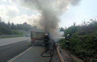 Seyir halindeki tırın dorsesinden alevler yükseldi