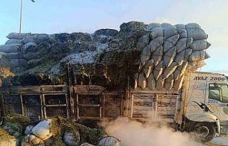 Siirt’te saman yüklü kamyonda yangın çıktı