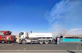 Şoför yan yatıp yanan tırdan atlayarak kurtuldu