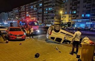 Takla atan hafif ticari araç park halindeki 2 otomobile...