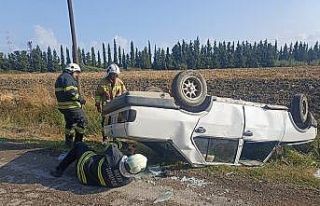 Takla atarak ters dönen otomobildeki 2 kişi yaralandı