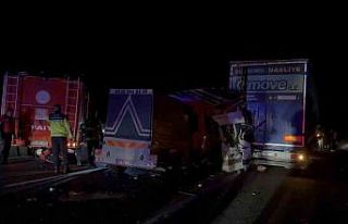 Tarım işçilerini taşıyan minibüs tıra arkadan...