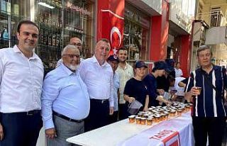 TARİŞ’ten Alaşehirlilere ücretsiz üzüm suyu...