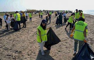 Tarsus Plajı’ndan bir ton atık toplandı