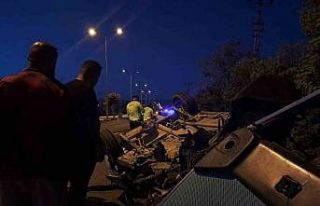 Taşa çarpan Tofaş hurdaya döndü: 2 kişi yaralandı