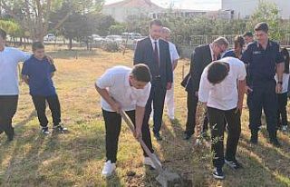 Tekirdağ’da liseliler fidan dikti