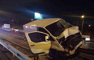 TEM Otoyolu’nda kontrolden çıkan panelvan bariyere...