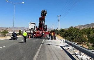 Tır evin bahçesine uçtu: Faciadan dönüldü