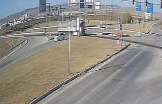 Tır ile otomobilin çarpışması güvenlik kamerasında:...