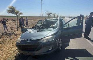 Tıra arkadan çarpan otomobil hurdaya döndü: 2...